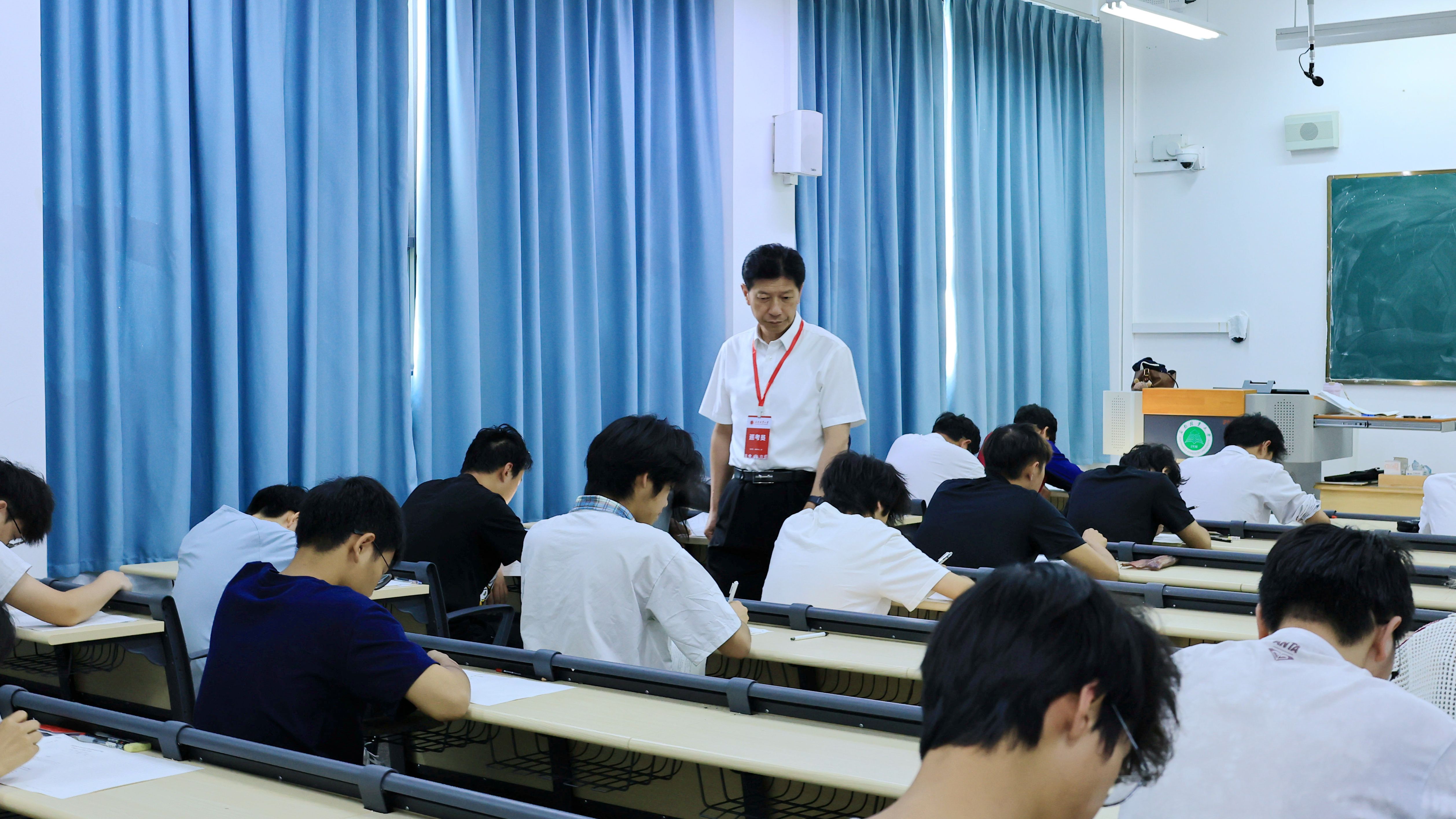 学校主要领导带队开展期末考试巡考
