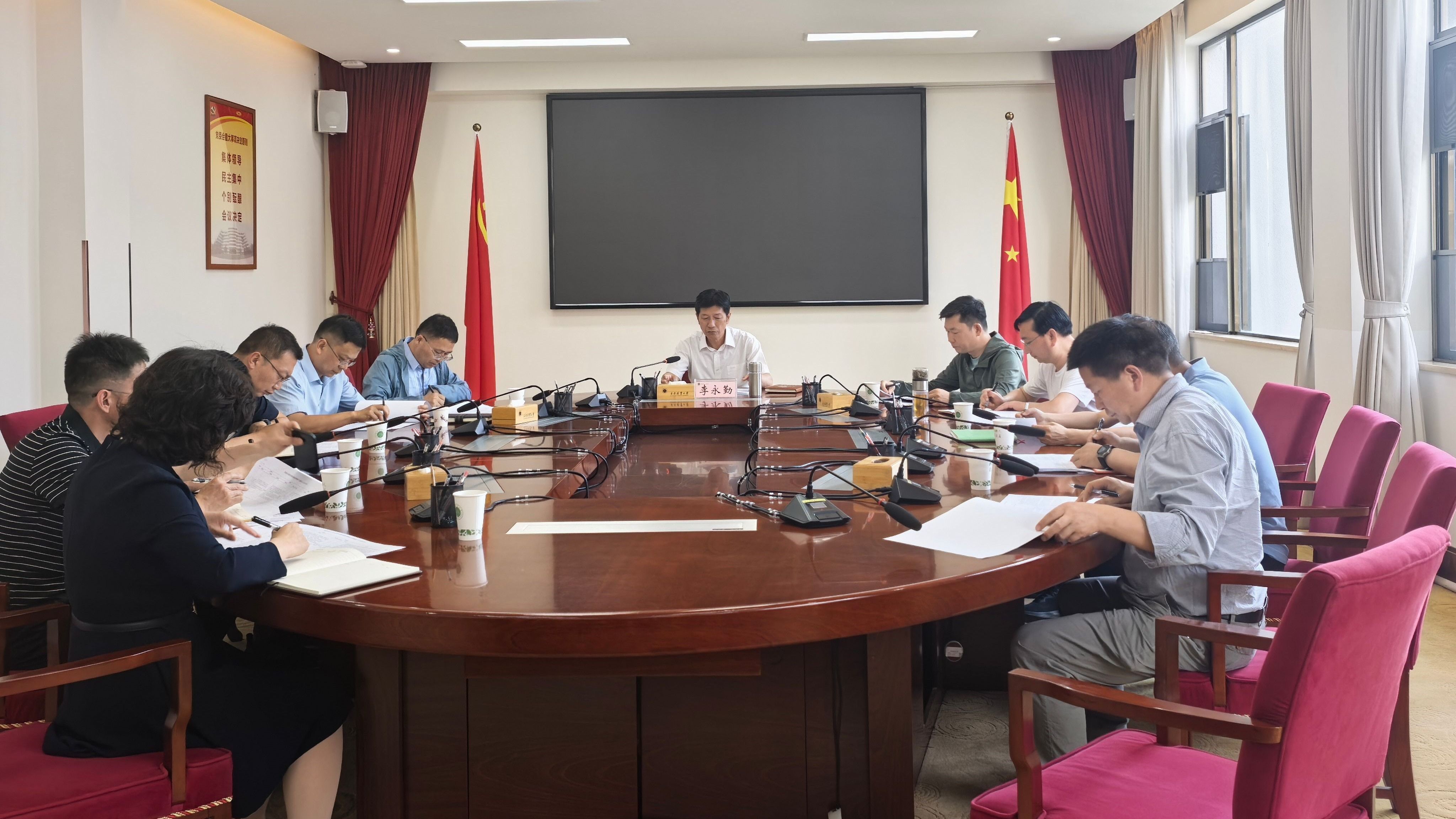 学校主要领导召开查摆问题整改整治工作会议