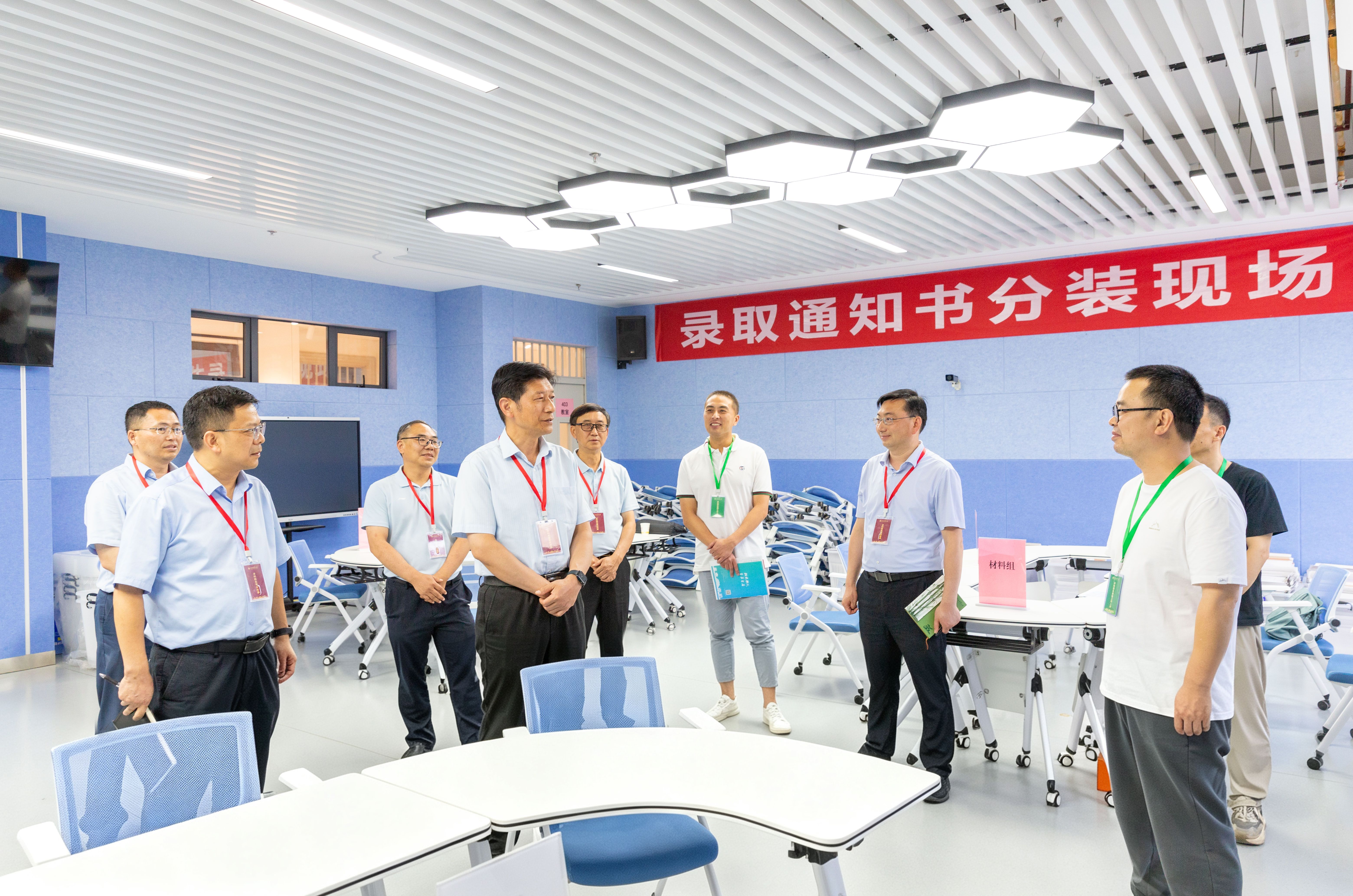 校党委主要领导深入本科招录现场检查指导工作