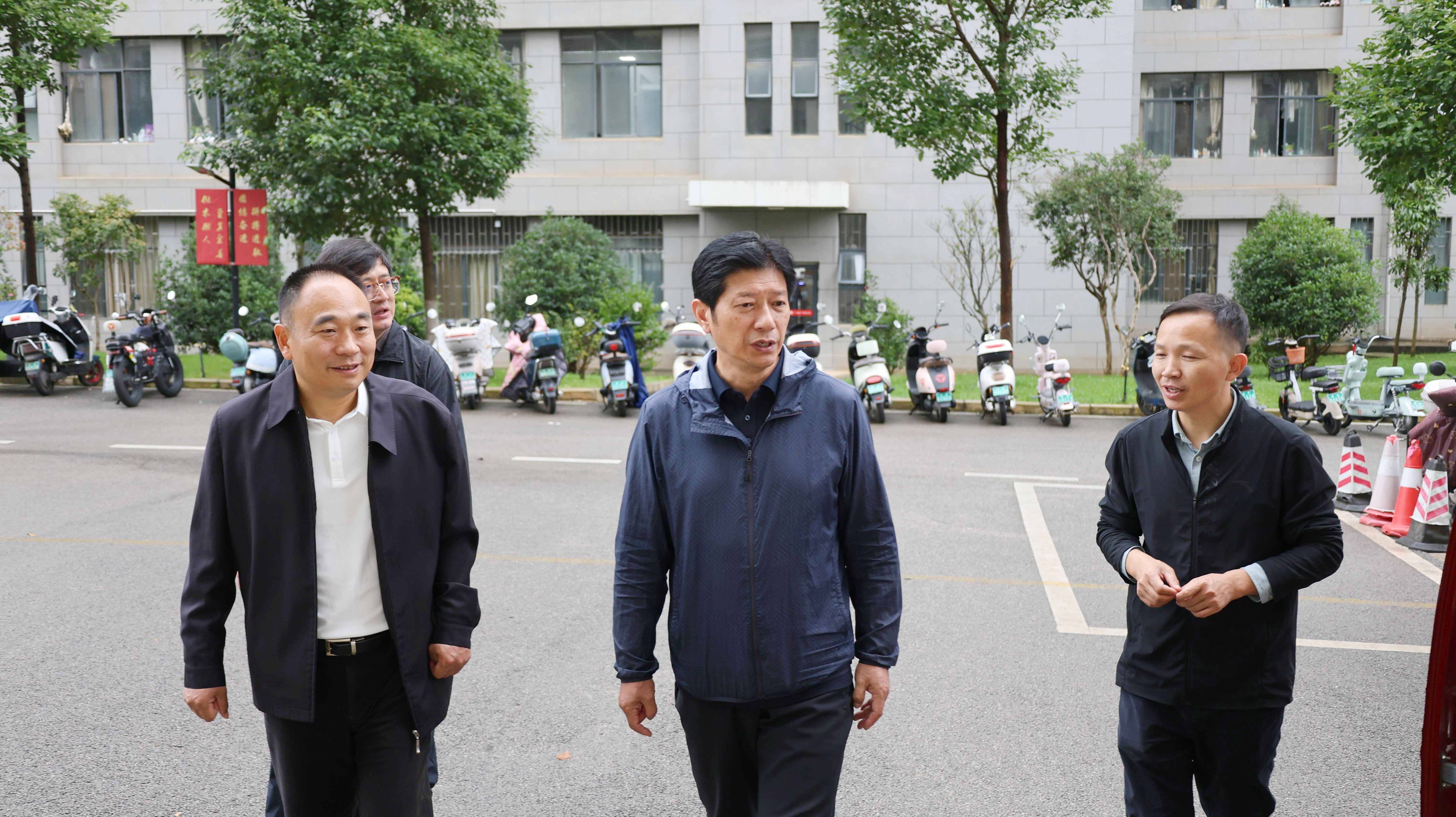 校领导带队检查国庆节期间校园安全稳定工作